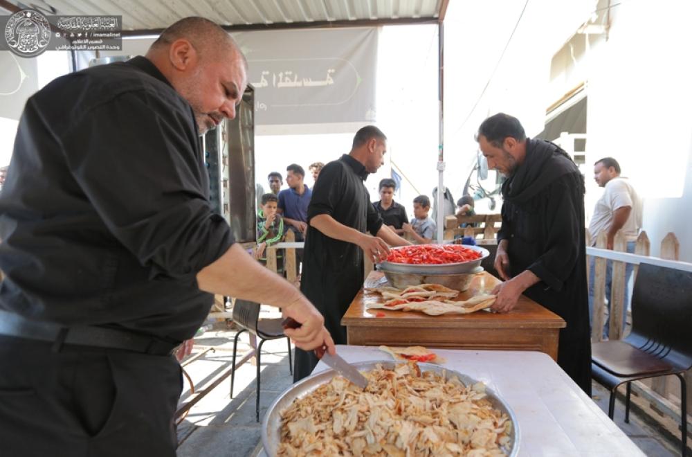 العتبة العلوية توفر ( 5 ) آلاف وجبة غذائية للزائرين على مشارف مدينة النجف الأشرف الخارجية 