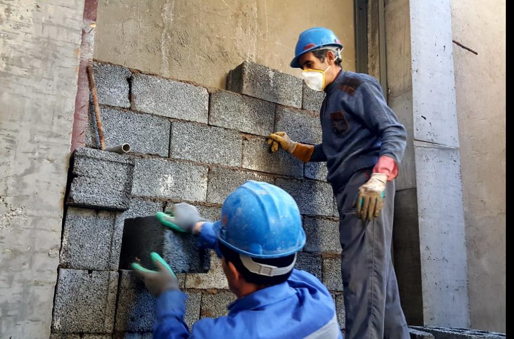 الكوادر الهندسية في العتبة العلوية تباشر العمل بمرحلة تقطيع الجدران في مشروع بناية جابر الأنصاري