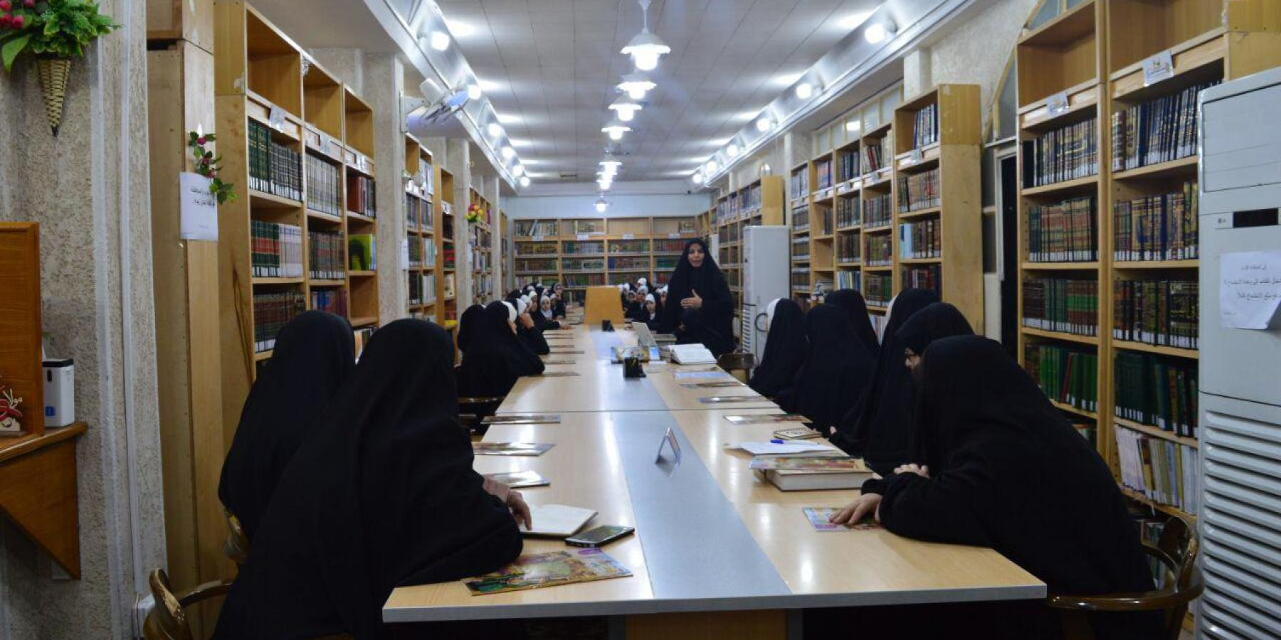 المكتبة الفكرية النسوية تواصل استضافة المدارس في برنامج القارئ الصغير