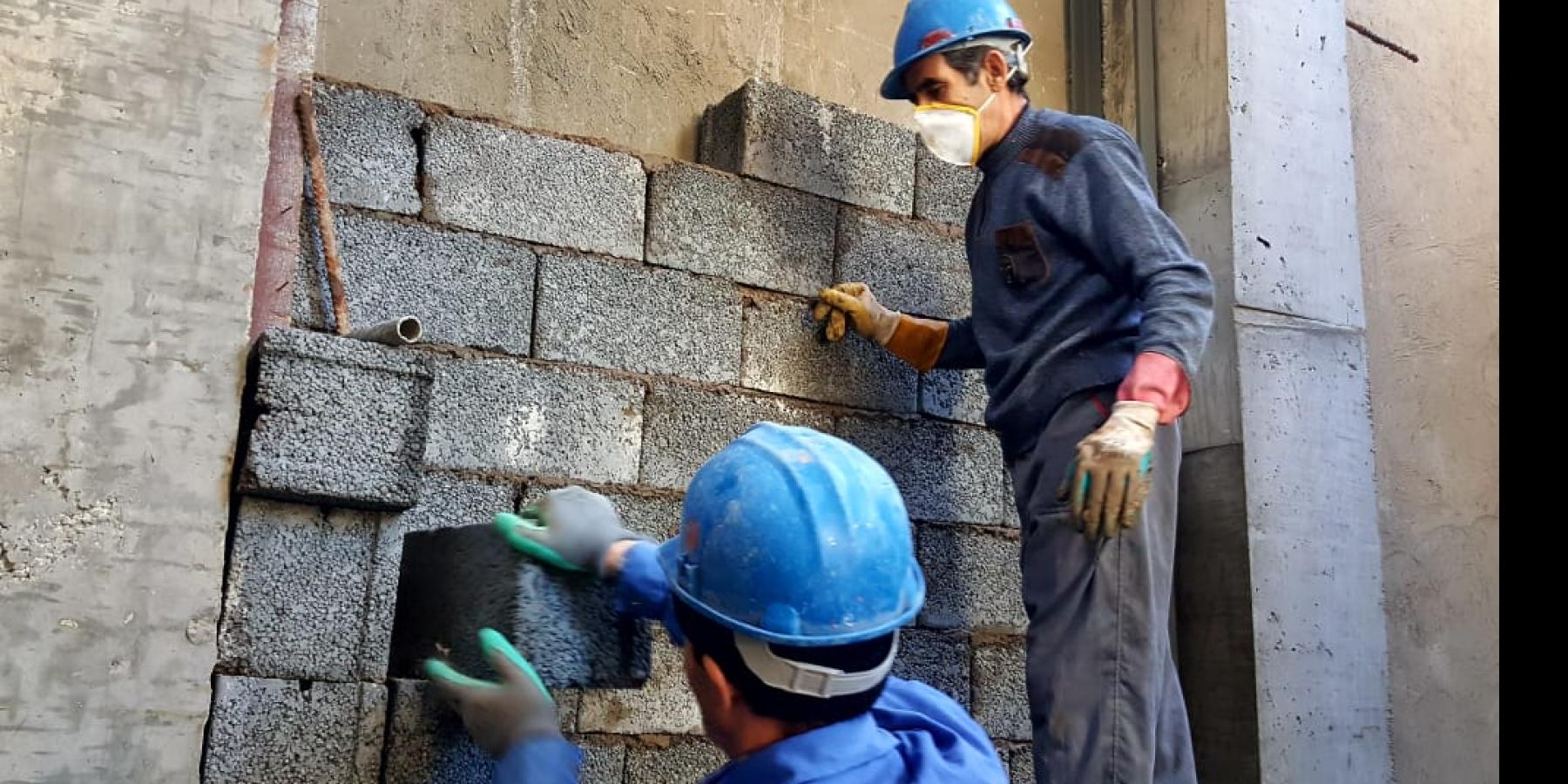 الكوادر الهندسية في العتبة العلوية تباشر العمل بمرحلة تقطيع الجدران في مشروع بناية جابر الأنصاري