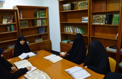 معهد الكوثر القرآني النسوي يقيم دورة تخصصية في تعليم المقامات القرآنية والأداء الصوتي لكوادره القرآنية