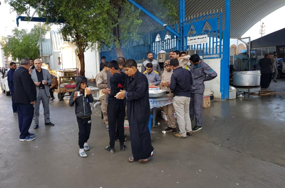 موكب قسم التشغيل في العتبة العلوية يقدم (4) آلاف وجبة طعام للزائرين يومياً خلال زيارة وفاة النبي (صلى الله عليه وآله)