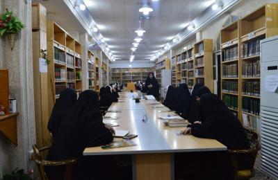 المكتبة الفكرية النسوية تواصل استضافة المدارس في برنامج القارئ الصغير