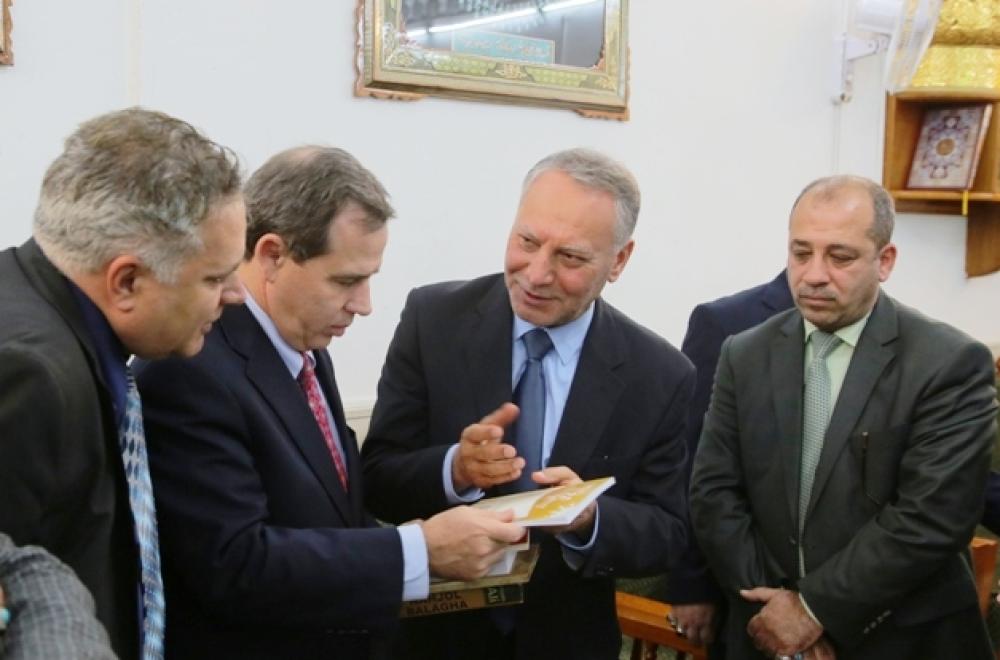 السفير الأمريكي في العراق يتشرف بزيارة العتبة العلوية المقدسة 