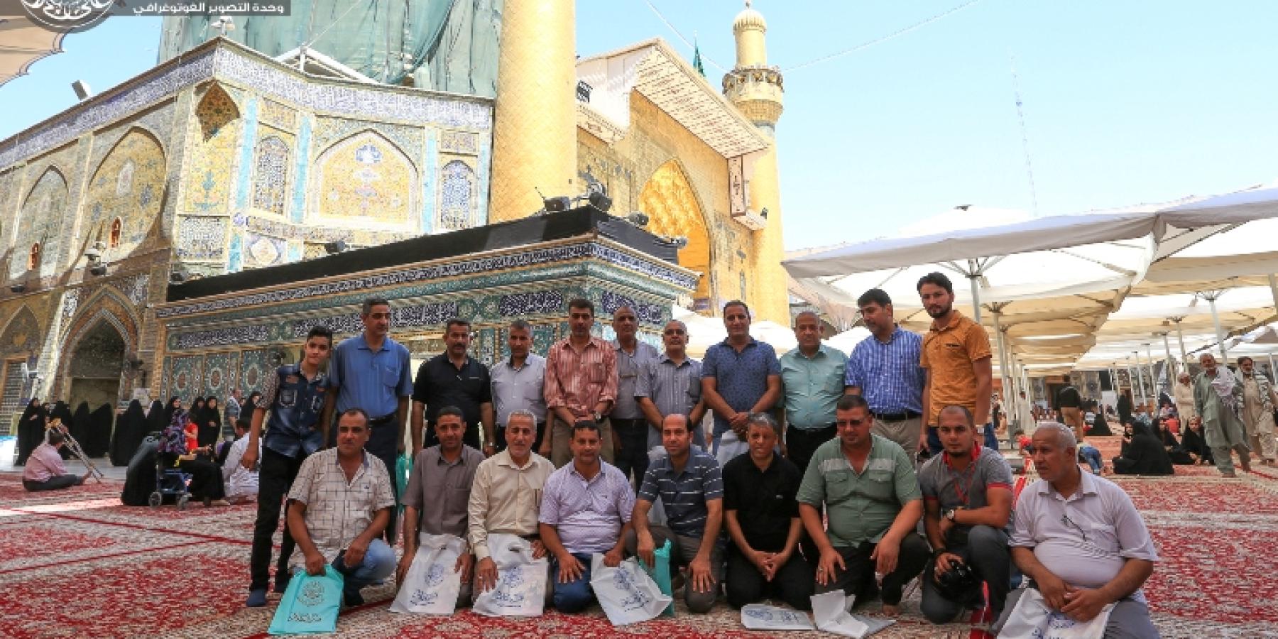 مغتربون عراقيون قدموا من مختلف دول العالم للتشرف بزيارة مرقد أمير المؤمنين(ع)