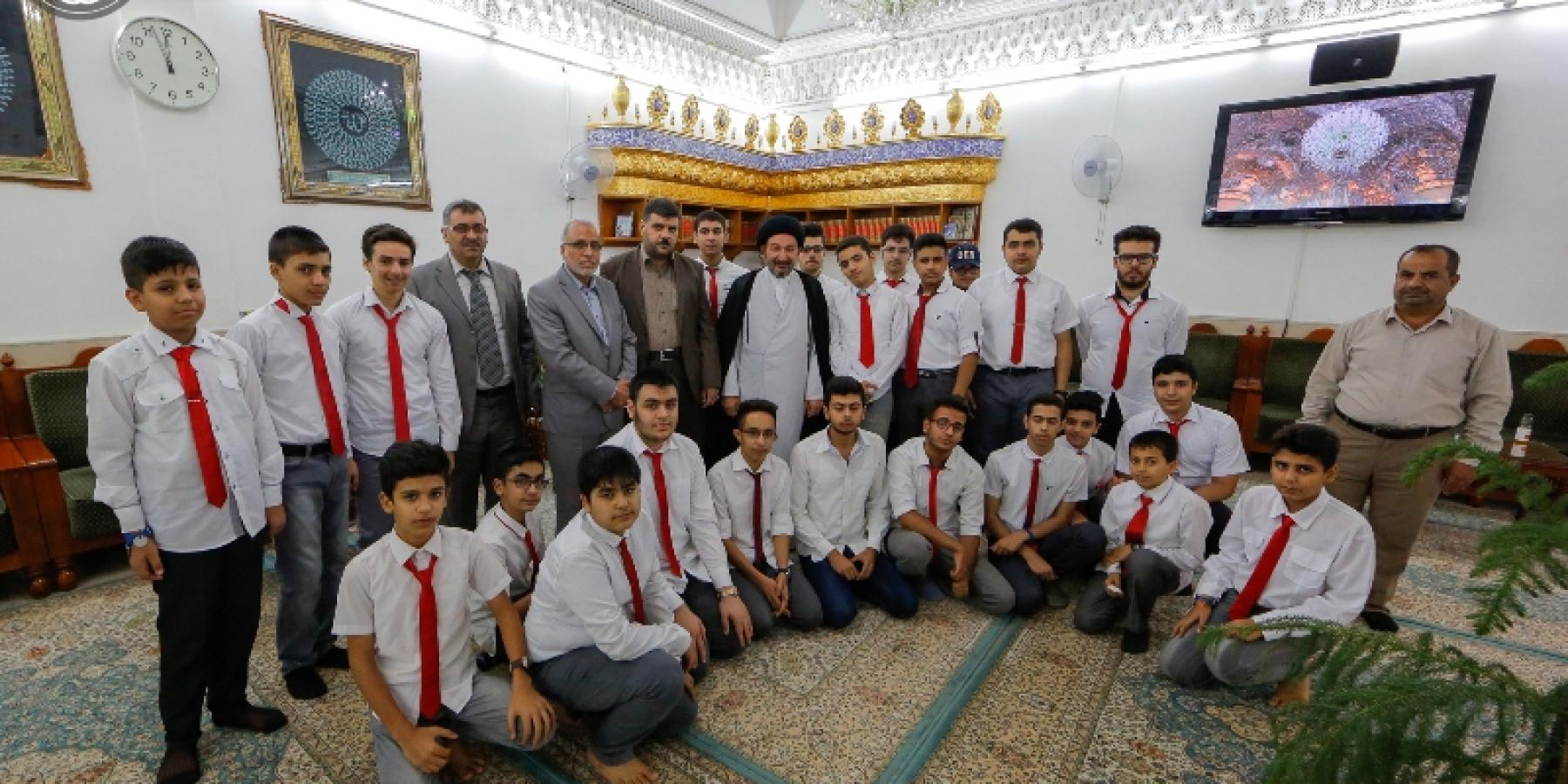 الأمين العام للعتبة العلوية المقدسة يستقبل طلبة مدرسة الموهوبين في محافظة النجف الأشرف