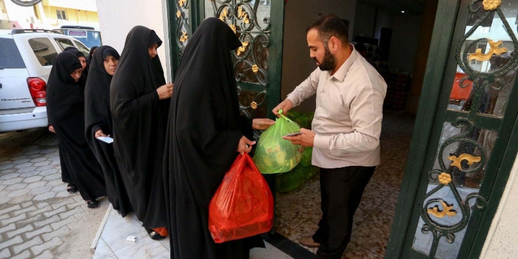 مركز الإمام علي"عليه السلام" يقوم بتوزيع السلة الغذائية للعوائل المتعففة