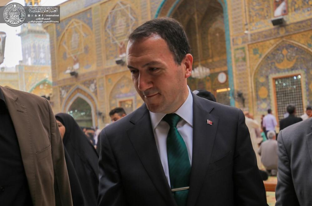 السفير التركي بعد زيارته مرقد أمير المؤمنين : شجاعة الإمام علي (ع) يجب أن يستمدها مقاتلو القوات العراقية ليستمروا في محاربة داعش والقضاء عليه 