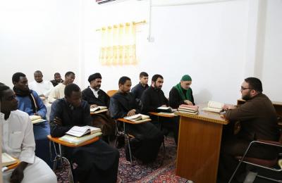 معهد الإمام علي(عليه السلام) للدراسات القرآنية في العتبة العلوية المقدسة يطلق دورة السفير للتعليم الإقرائي لغير الناطقين باللغة العربية من طلبة الحوزة العلمية