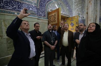 وفد مسيحي متعدد الجنسيات يبدي إعجابه بالمعالم التاريخية والأثرية المنتشرة في رحاب مرقد أمير المؤمنين (عليه السلام)