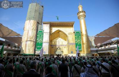تزيين أرجاء مرقد أمير المؤمنين باللافتات الملونة بمناسبة الذكرى العطرة لولادة سيدة نساء العالمين الزهراء (عليها السلام)