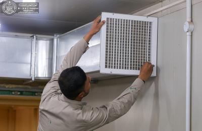 كوادر قسم الصيانة الهندسية في العتبة العلوية المقدسة تباشر بتشغيل أجهزة التبريد المركزي والوحدات الصغيرة داخل الحرم الشريف وخارجه