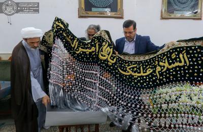 بردة ثمينة مطرزة بالأحجار الكريمة تقدم لمرقد أمير المؤمنين (عليه السلام) في ذكرى المبعث النبوي الشريف