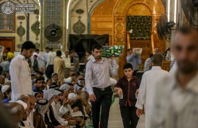لجنة توزيع وجبات الإفطار اليومي توزع أكثر من ربع مليون وجبة للمصلين داخل الصحن الحيدري الشريف