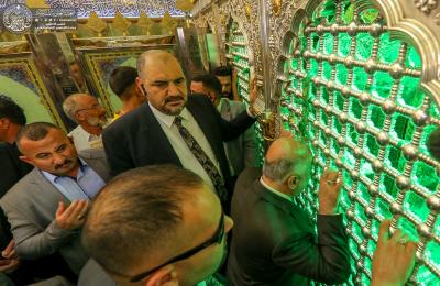 رئيس الوزراء الدكتور حيدر العبادي يتشرف بزيارة مرقد أمير المؤمنين (عليه السلام)