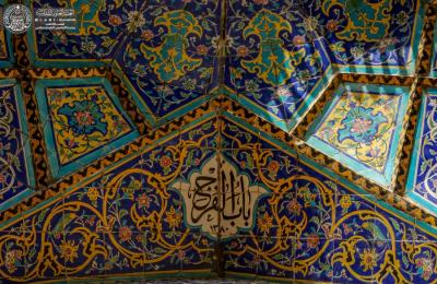بالصور .. زخارف ونقوش تاريخية تزيّن جدار باب الفرج في مرقد أمير المؤمنين (عليه السلام)