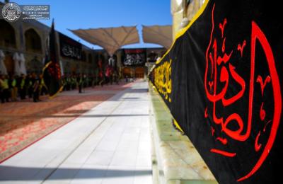 موكب العتبة العلوية المقدسة يعزي الإمام أمير المؤمنين بذكرى شهادة الإمام الصادق(عليه السلام)