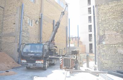  المباشرة بتنصيب الهيكل الحديدي لمشروع محلات طرف البراق الاستثماري
