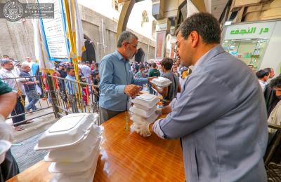 مضيف الزائرين في العتبة العلوية يستمر بتوزيع الآف وجبات الطعام على زائري عيد الغدير الأغر
