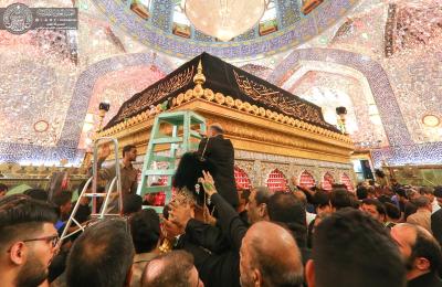 بالصور .. تُحَف نادرة تزّين جوانب الشباك الطاهر لمرقد أمير المؤمنين ( عليه السلام)