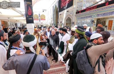 وفود مهرجان تراتيل سجادية يتشرفون بزيارة مرقد الإمام علي (عليه السلام)