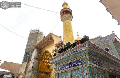 بالصور .. هيأة مواكب العتبة العلوية تباشر بنشر معالم الحزن والسواد إيذاناً بإحياء ذكرى شهادة الإمام الحسن المجتبى (ع)