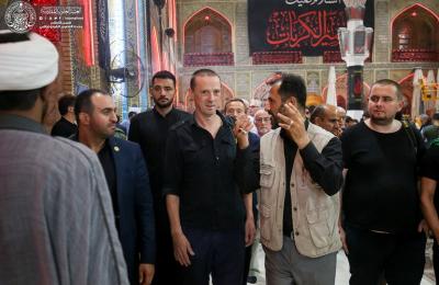 وفد سياحي متعدد الجنسيات يبدي إعجابه البالغ بالمعالم التاريخية والأثرية في مرقد أمير المؤمنين ( عليه السلام)