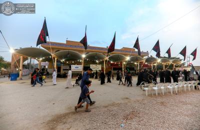 موكب العتبة العلوية المقدسة على طريق ( يا حسين) يوزع أكثر من ثلاثة آلاف وجبة طعام للزائرين يومياً