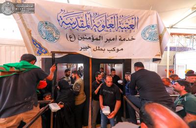 موكب بطل خيبر التابع إلى العتبة العلوية المقدسة يقدم ( 30 ) ألف وجبة طعام يوميا للزائرين