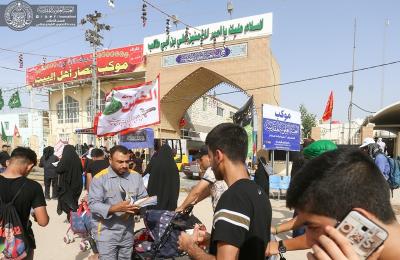 موقع ضيافة العتبة العلوية في مجمع المقداد يوزع أكثر من (4800) وجبة طعام للزائرين في طريق كربلاء المقدسة