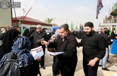 قسم الإعلام في العتبة العلوية يوزع أكثر من (4) آلاف نسخة من إصداراته لزوار الأربعين