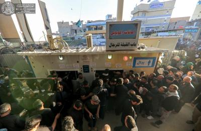 بالصور .. قسم شؤون الزائرين يواصل تقديم خدماته الميدانية في الأرجاء الخارجية لمرقد أمير المؤمنين (ع)
