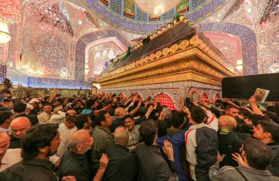 بالصور .. جموع الزائرين تتوافد للتشرف بزيارة مرقد أمير المؤمنين (ع) 