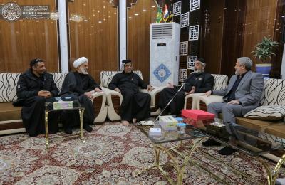الأمين العام للعتبة العلوية المقدسة يتسلم راية الإمامين الكاظمين (ع) من هيأة مواكب مدينة الكاظمية المقدسة