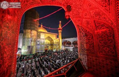 بالصور .. جموع الزائرين تؤدي صلاة العشائين في رحاب مرقد أمير المؤمنين (ع) ليلة وفاة النبي الأعظم (ص) 