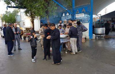 موكب قسم التشغيل في العتبة العلوية يقدم (4) آلاف وجبة طعام للزائرين يومياً خلال زيارة وفاة النبي (صلى الله عليه وآله)