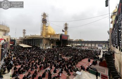 بالصور .. مواكب العزاء تتوافد الى مرقد العسكريين في سامراء لاحياء ذكرى شهادة الإمام الحسن العسكري(ع)