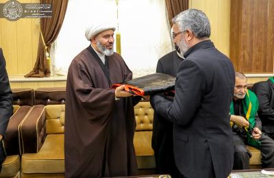 الأمين العام للعتبة العسكرية المقدسة يهدي راية الإمامين العسكريين(عليهما السلام) إلى وفد العتبة العلوية المقدسة