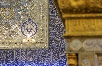 بصناعة وتصميم كوادر العتبة العلوية ... تنصيب ساعات جدارية متميزة داخل أروقة مرقد أمير المؤمنين (عليه السلام)