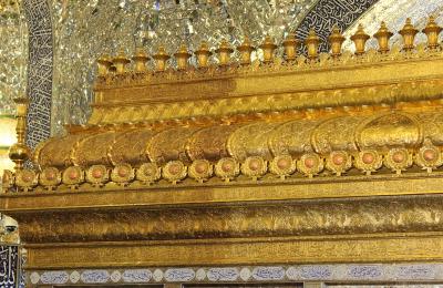 كوادر الوحدة الحِرَفية لصيانة الحرم في العتبة العلوية تباشر بجَلي الشباك الطاهر لضريح أمير المؤمنين ( عليه السلام)