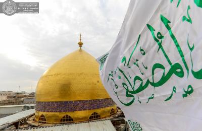 بالصور . أرجاء  مرقد أمير المؤمنين (ع) تزدان بمعالم الفرح ورفع راية النبوة المباركة ليلة الولادة الميمونة لسيد الكائنات (ص)