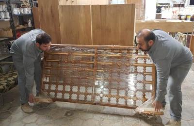 كوادر وحدة صباغة الأخشاب في العتبة العلوية تنجز أعمال صباغة وصيانة أكثر من (660) قطعة أثاث