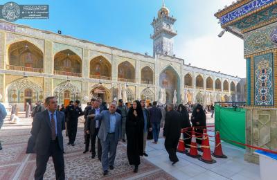 السفيرة النرويجية لدى العراق في أول زيارة لها للعتبة العلوية المقدسة : أعمل على دراسة شخصية الإمام علي ( ع ) لأتعرف على الإسلام والمسلمين 
