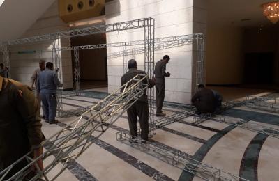 شُعبة النجارة في العتبة العلوية تنجز مهام تنصيب أجنحة المعارض المشاركة في المؤتمر الدولي الخامس لطب الأسنان