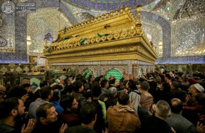 بالصور .. مرقد أمير المؤمنين (عليه السلام) يعجّ بالزائرين 