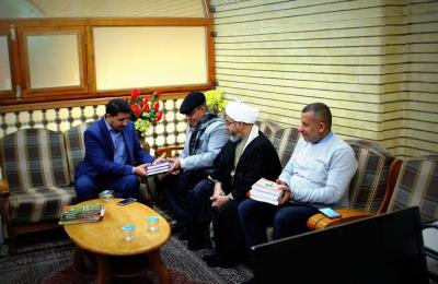 وفد مركز أبي الفضل العباس (عليه السلام) التابع للعتبة العباسية المقدسة يزور مكتبة الروضة الحيدرية