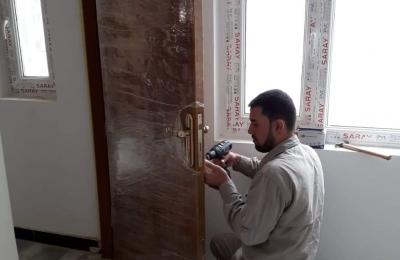 شُعبة النجارة في العتبة العلوية تكمل الأبواب الخشبية للدور المستحدثة في "مجمع قنبر السكني"