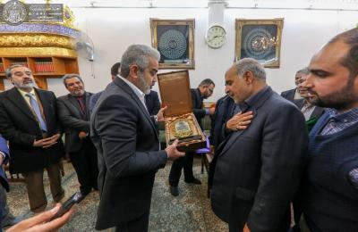 الأمانة العامة للعتبة العلوية تكرم أحد مسؤولي شركة الكوثر لإعمار العتبات المقدسة في العراق بعد انتهاء مهام عمله 
