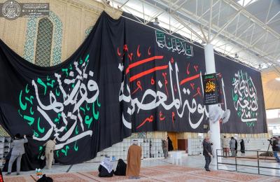 العتبة العلوية المقدسة تستقبل المواكب المعزية بذكرى استشهاد فاطمة الزهراء (ع) وكوادرها توشح الصحن بالسواد 