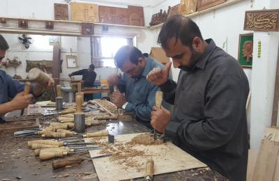 شعبة النقش على الخشب في العتبة العلوية تنجز أعمال عدد من اللوحات الفنية ذات الطابع  الاسلامي المميز 